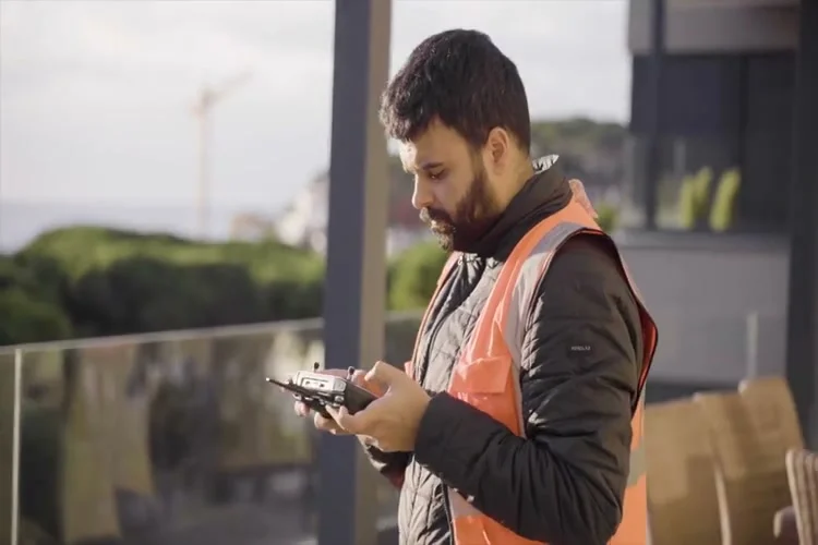 Droneit drone pilot during a thermographic drone inspection