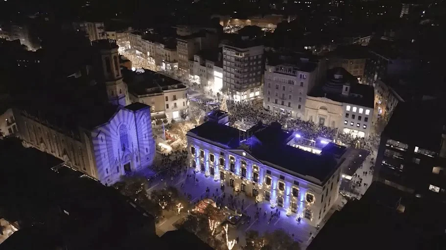 filming the installation of the Christmas lights in Sabadell 2023
