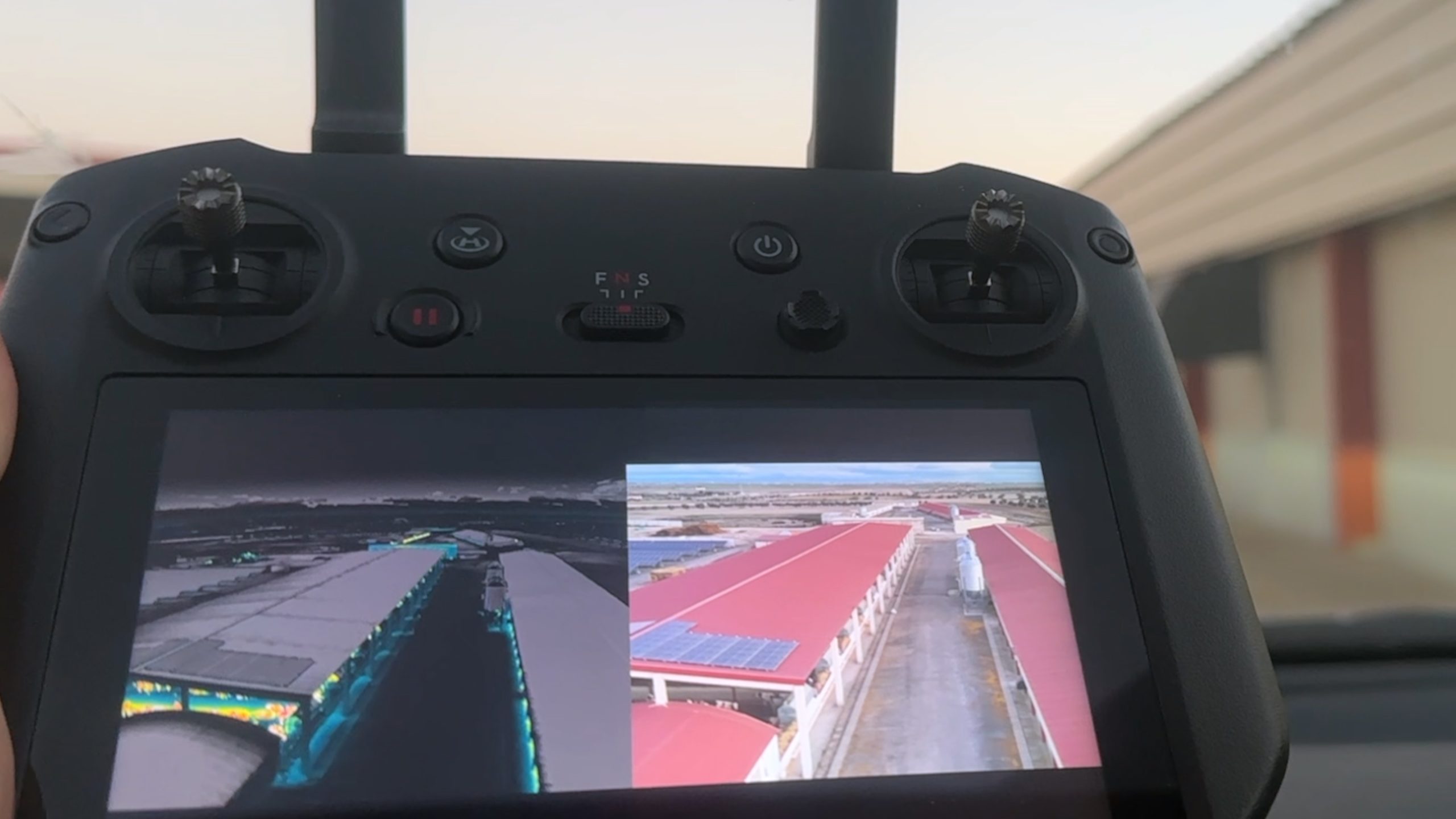 Visión de una cámara de dron termográfico durante una inspección