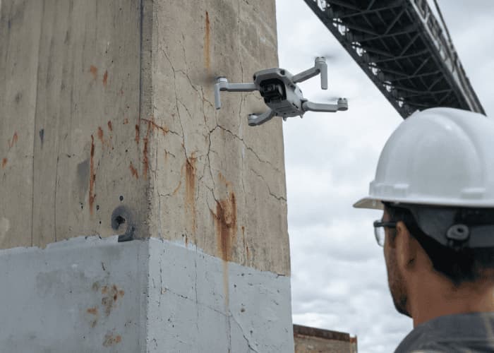 Inspección de infraestructuras con dron en un pilar de puente