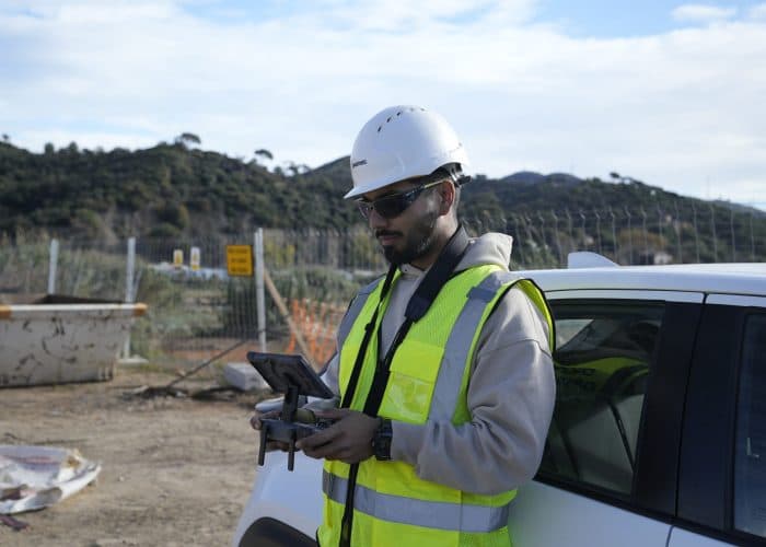 Operador realizando una inspección técnica con dron en una obra