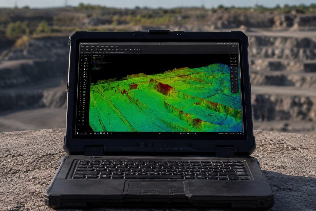 Procesamiento de una nube de puntos LiDAR obtenida con un dron para el análisis topográfico de una cantera y la generación de modelos digitales del terreno.