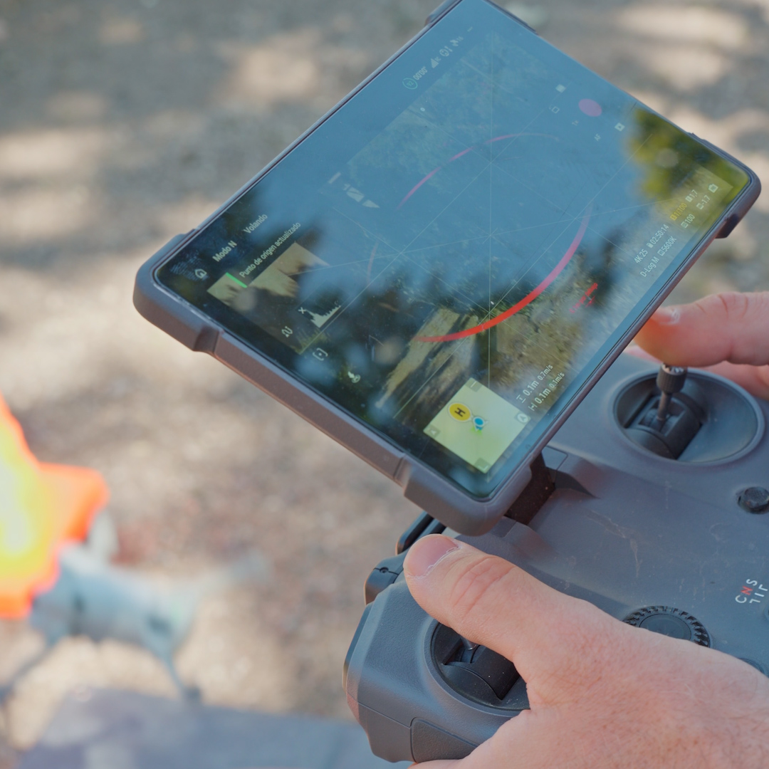 Pantalla de seguimiento y control remoto de un dron durante una inspección de seguridad